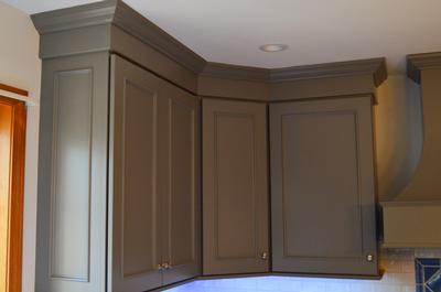 Stepped crown with under cabinet light molding